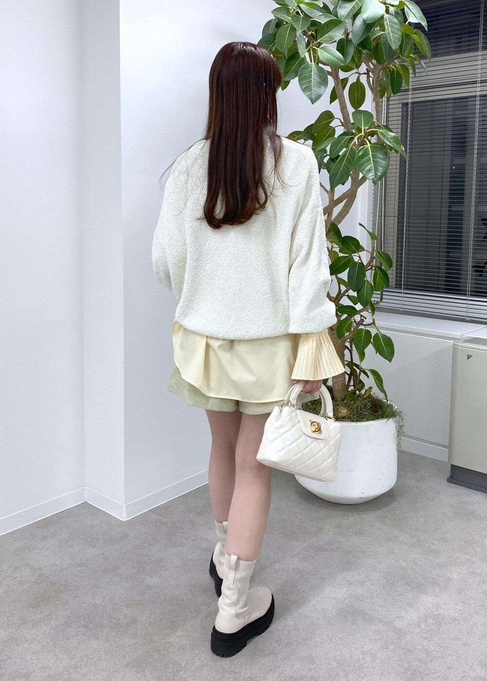 ホワイト系のブーツ、ホワイト系のカーディガン/ボレロ、ホワイト系のその他パンツを着用したレディースの冬コーディネートの6枚目の写真