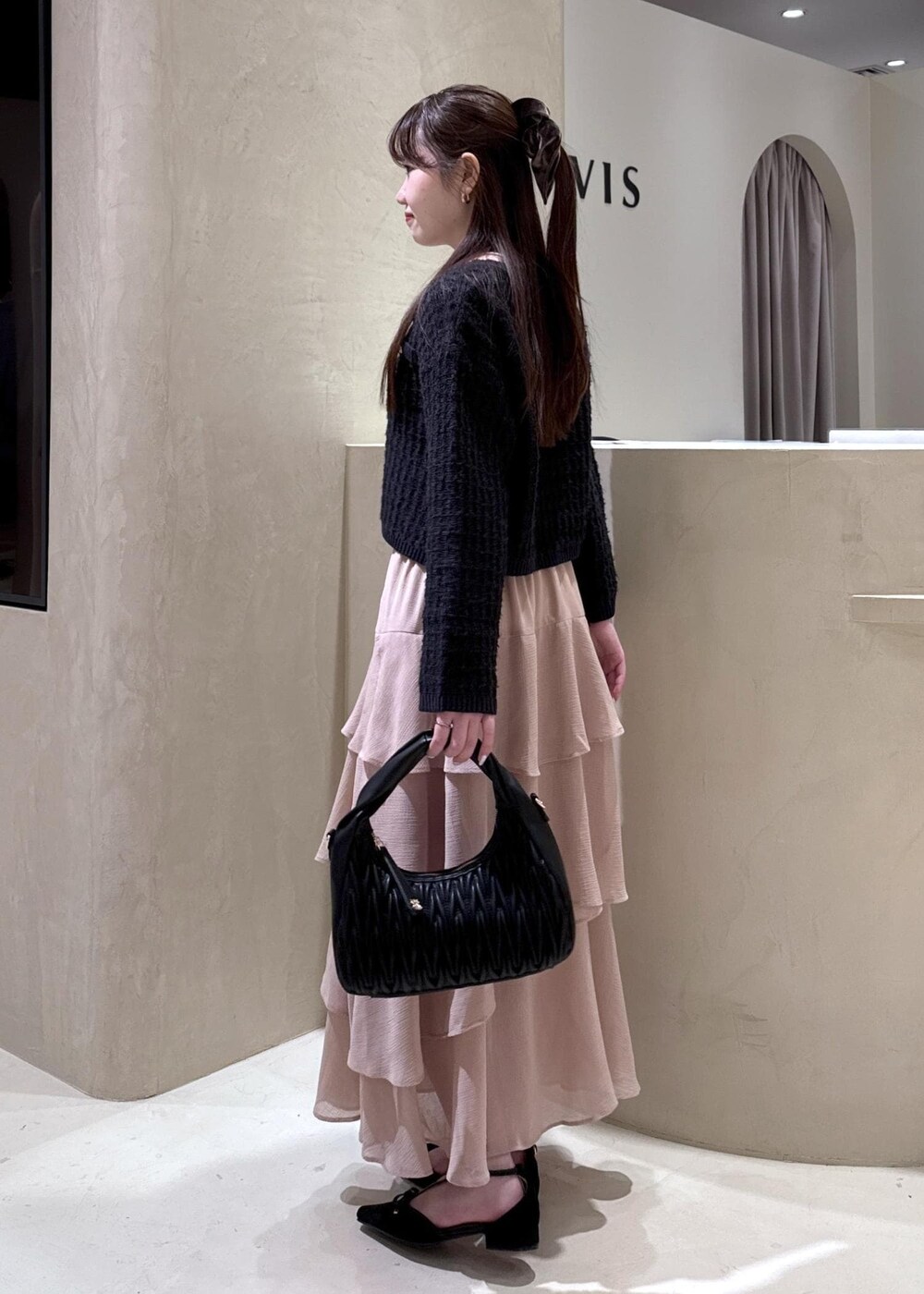 ホワイト系のキャミソール、ブラック系のパンプス、ブラック系のハンドバッグを着用したレディースの秋コーディネートの5枚目の写真