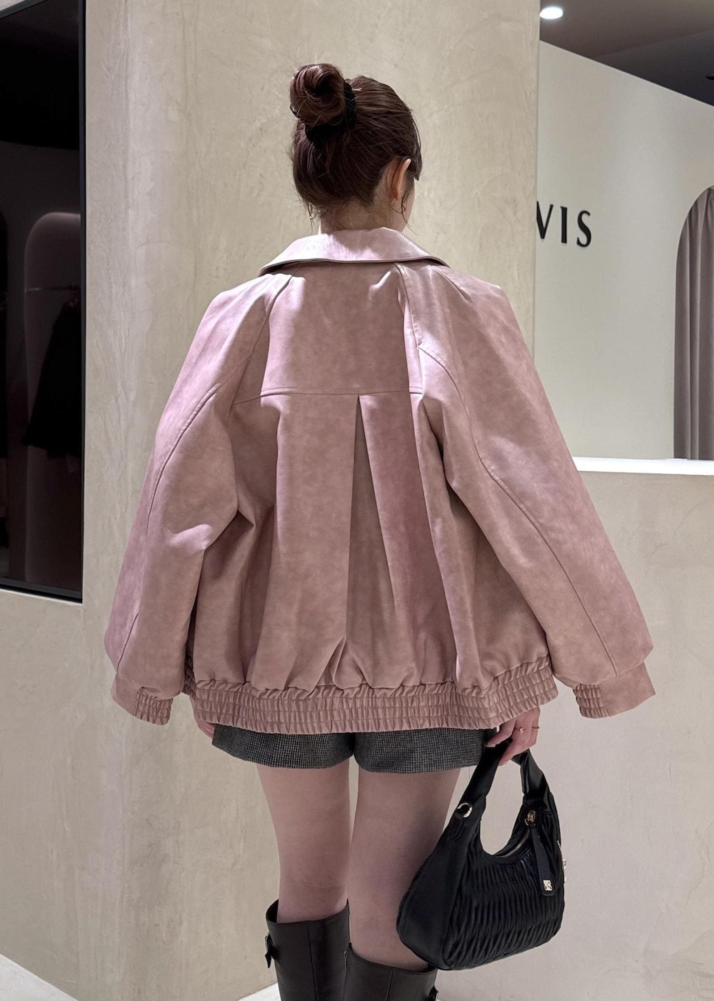 ブラウン系のブーツ、グレー系のカーディガン/ボレロ、ピンク系のブルゾンを着用したレディースの秋コーディネートの6枚目の写真