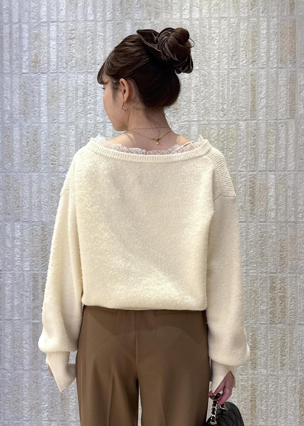 グレー系のブルゾン、ホワイト系のニット/セーター、イエロー系のその他パンツを着用したレディースの冬コーディネートの8枚目の写真