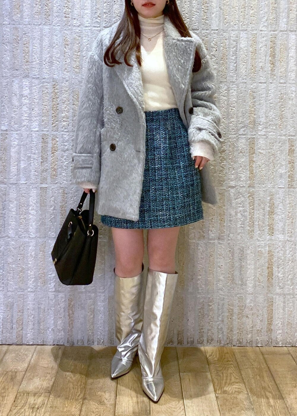 「ガーリー、初春コーデ、初冬コーデ、冬コーデ、デートコーデ、お出かけコーデ、スカートスタイル、ヘルシーコーデ、VIS、ウェーブ、ブルべ夏、乾燥、トップス、ニット/セーター、ジャケット/アウター」｜「Juzeのワイドロングブーツ（ブーツ、シルバー系）」を使った、minary1005さん（レディース・158cm）の冬コーディネートの4枚目の写真