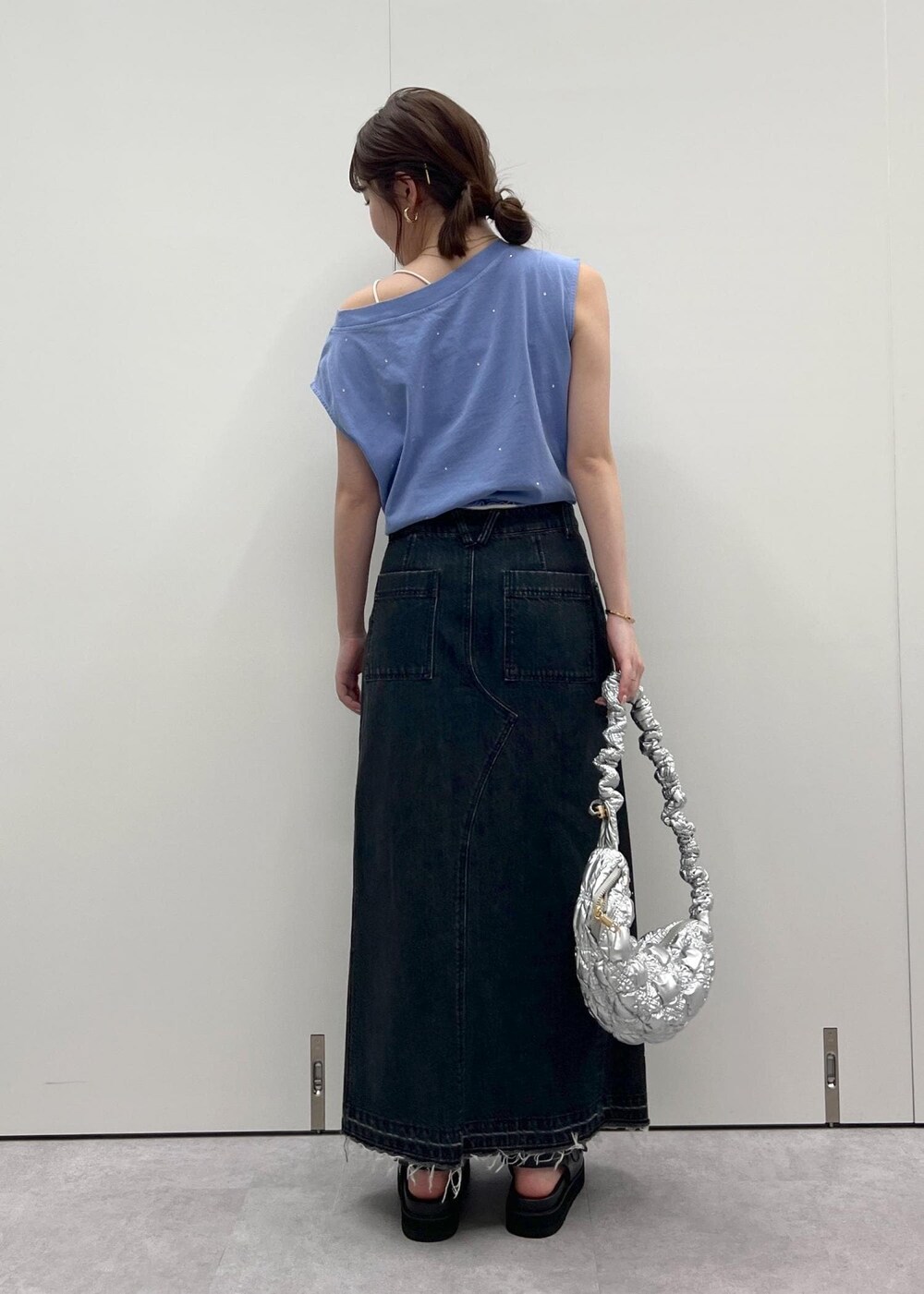 「ストーン、ストーントップス、24ss夏の新作、小旅行、機能素材、吸水速乾、骨格ウェーブ、ブルベ、ショルダーバッグ、シルバー、ブルー、デニム、スリット、サンダル、厚底」｜「VISのカップ付きキャミソール【洗える】（キャミソール、ホワイト系）」を使った、minary1005さん（レディース・158cm）の夏コーディネートの5枚目の写真