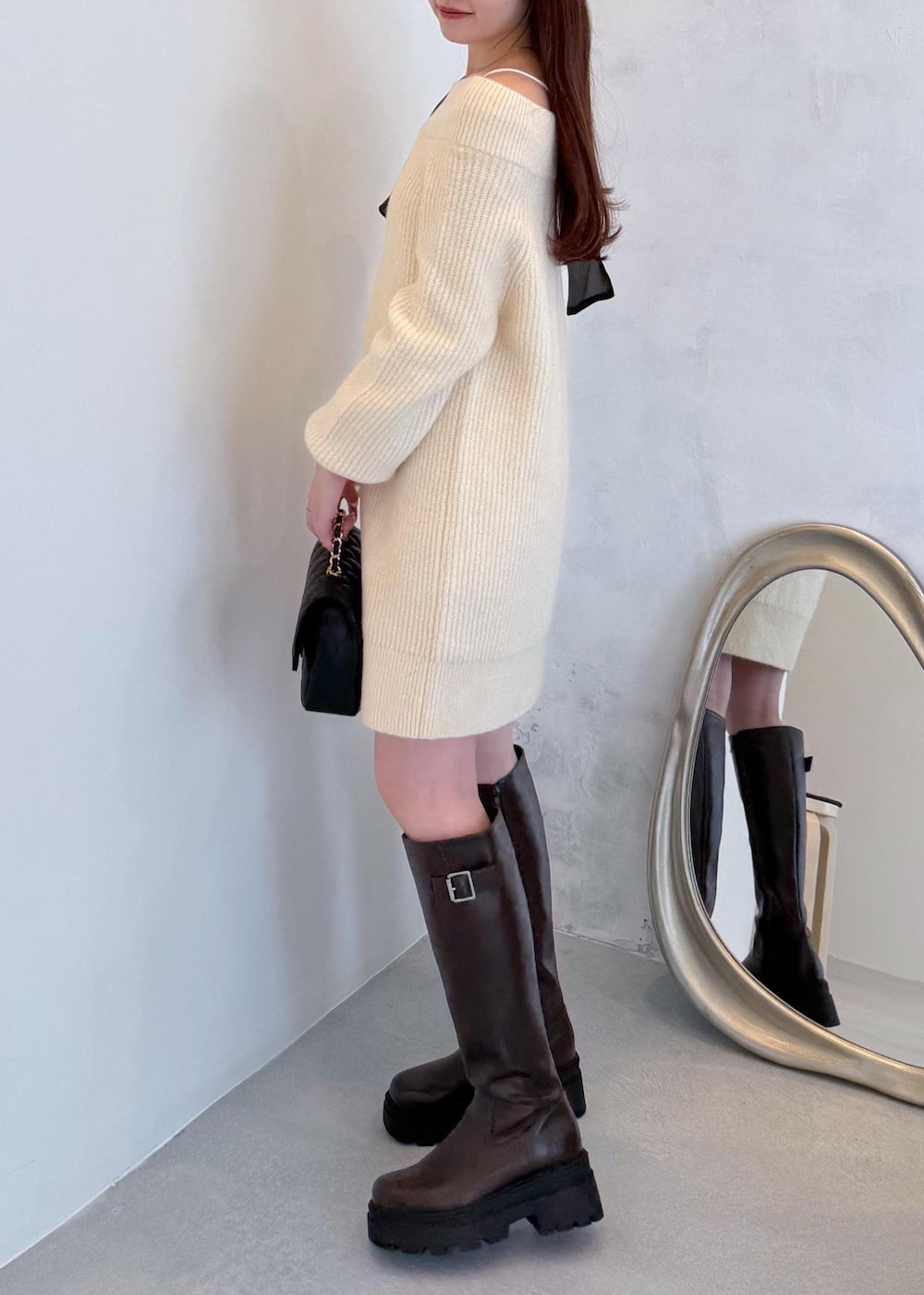 ホワイト系のキャミソール、ブラウン系のブーツ、ホワイト系のワンピースを着用したレディースの秋コーディネートの4枚目の写真