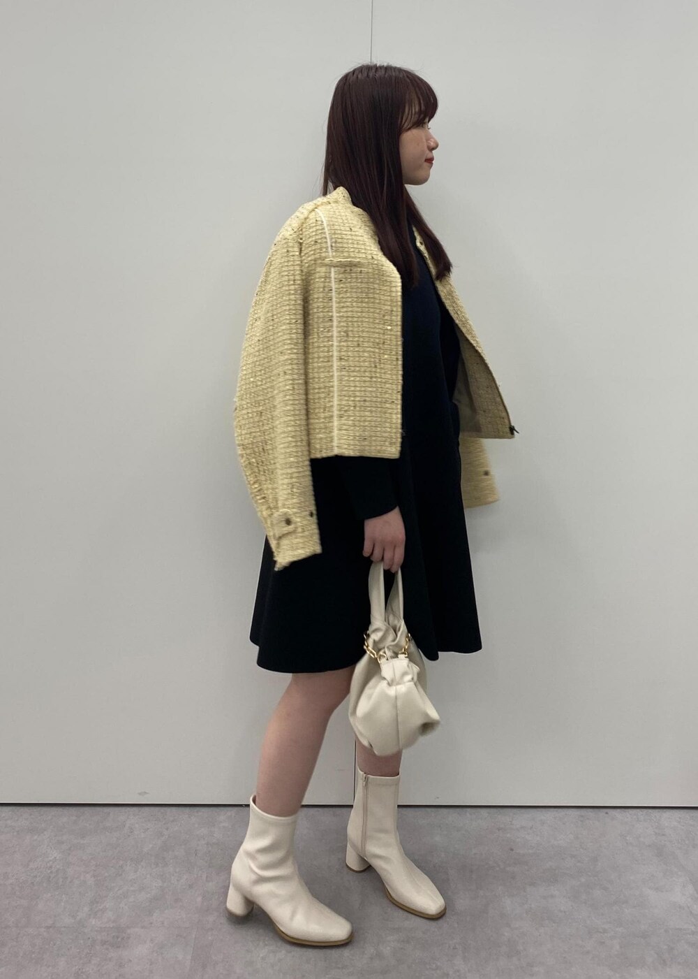 「ホワイト、ベージュ、巾着、アイボリー、ニット、ジャケット、イエロー、ブラック、ヒール、ショートブーツ、ショート、初秋コーデ、秋コーデ、初冬コーデ、デートコーデ」｜「VISの【選べる着丈】カップ付きロゴ刺繍Wストラップキャミソール【洗える】（キャミソール、ホワイト系）」を使った、minary1005さん（レディース・158cm）の秋コーディネートの5枚目の写真