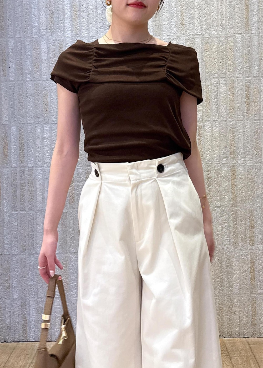 「骨格ウェーブ、身長158cm、夏コーデ、デートコーデ、お出かけコーデ、旅行コーデ、大人カジュアル、ヘルシーコーデ、フェミニンコーデ、きれいめコーデ、VIS、ウェーブ、ブルべ夏、乾燥、トップス」｜「Juzeのメタルヒールサンダル（サンダル、ホワイト系）」を使った、minary1005さん（レディース・158cm）の夏コーディネートの3枚目の写真