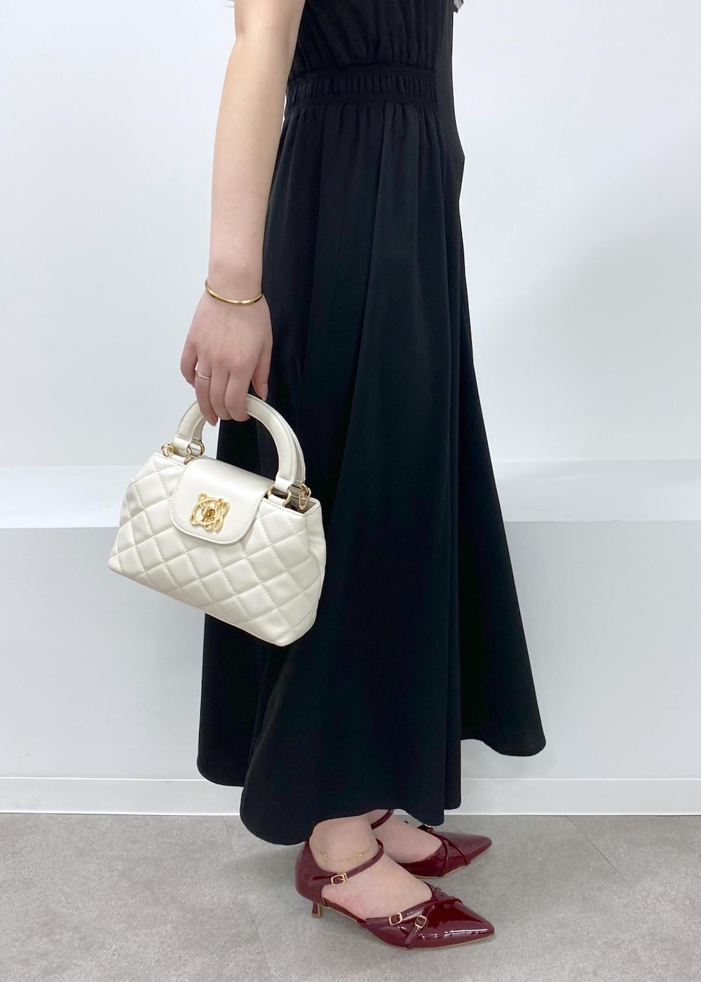 「ドレス、身長158cm、骨格ウェーブ、春コーデ、夏コーデ、セレモニーコーデ、結婚式コーデ、デートコーデ、ヘルシーコーデ、フェミニンコーデ、VIS、ウェーブ、ブルべ夏、乾燥、ワンピース」｜「VISの【2WAY】変形ひねりキルティングミニショルダーバッグ（ショルダーバッグ、ホワイト系）」を使った、minary1005さん（レディース・158cm）の春コーディネートの8枚目の写真