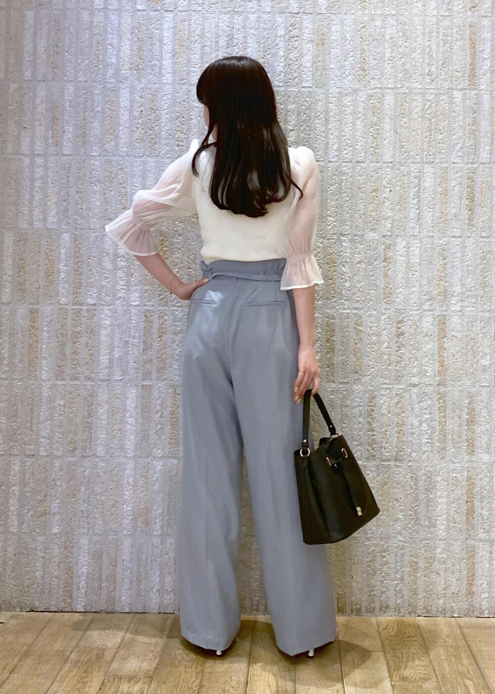 ホワイト系のサンダル、ブルー系のスラックス、ホワイト系のTシャツ/カットソーを着用したレディースの夏コーディネートの5枚目の写真