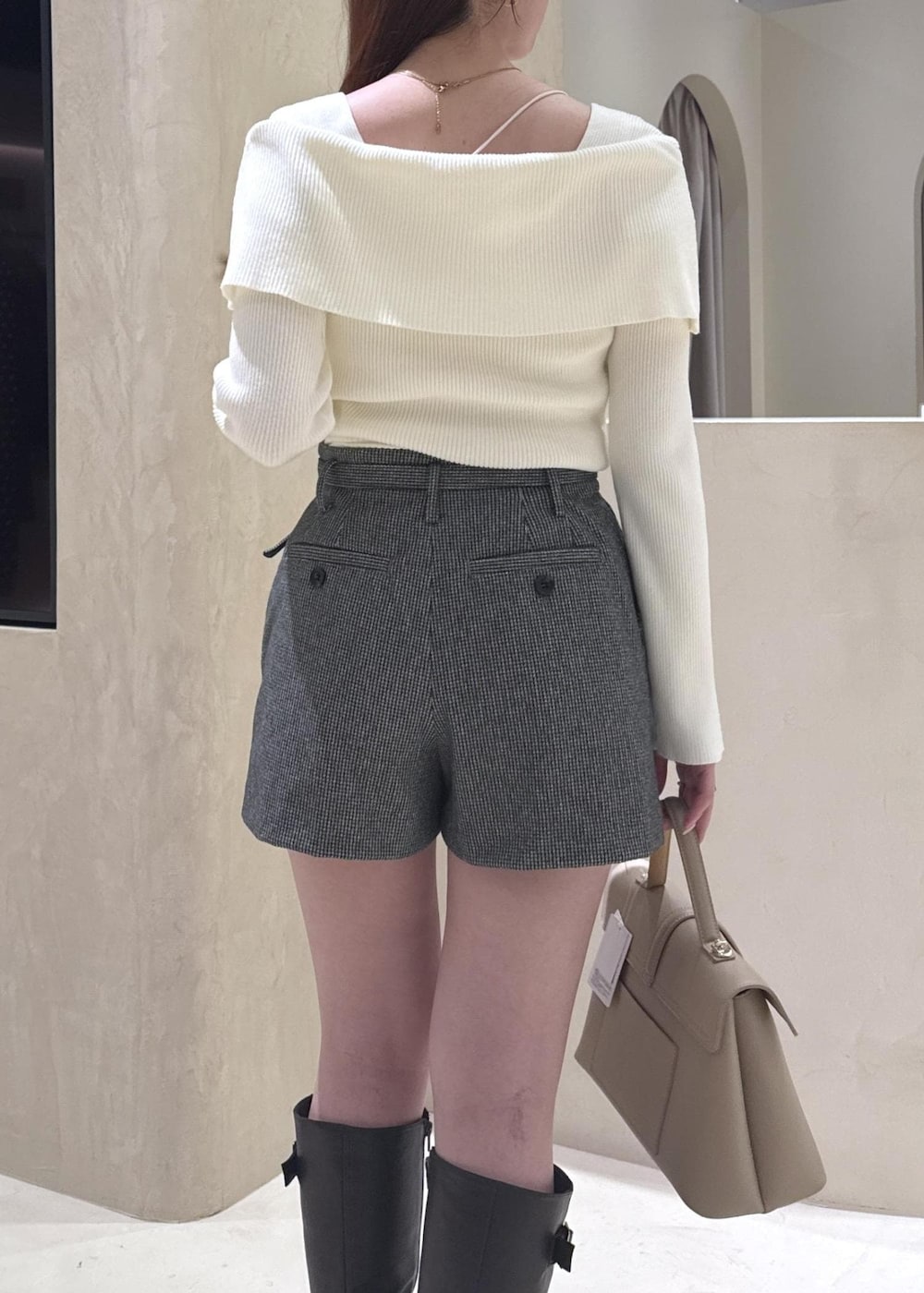 ベージュ系のハンドバッグ、ホワイト系のニット/セーター、グレー系のその他アウターを着用したレディースの秋コーディネートの7枚目の写真