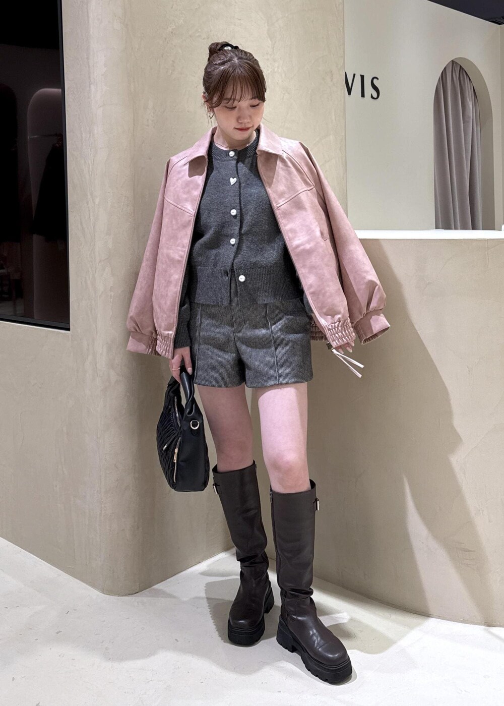 ブラウン系のブーツ、グレー系のカーディガン/ボレロ、ピンク系のブルゾンを着用したレディースの秋コーディネートの2枚目の写真