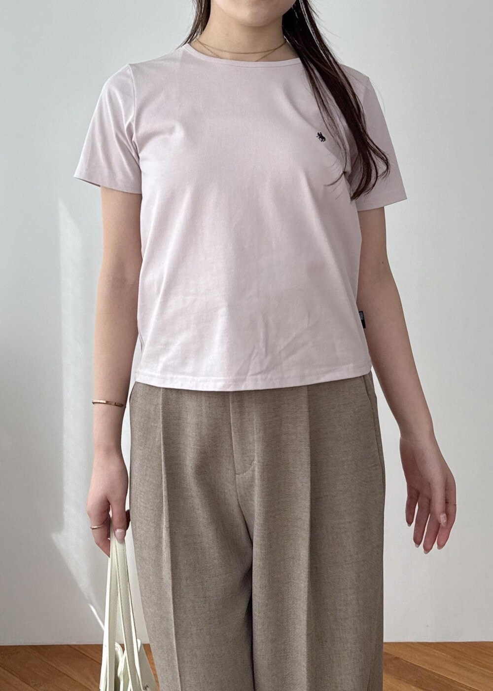 ブラック系のサンダル、ホワイト系のシャツ/ブラウス、ピンク系のTシャツ/カットソーを着用したレディースの春コーディネートの4枚目の写真