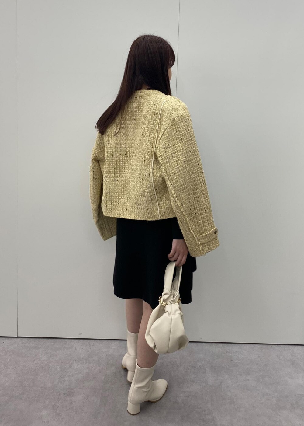 「ホワイト、ベージュ、巾着、アイボリー、ニット、ジャケット、イエロー、ブラック、ヒール、ショートブーツ、ショート、初秋コーデ、秋コーデ、初冬コーデ、デートコーデ」｜「VISの【選べる着丈】カップ付きロゴ刺繍Wストラップキャミソール【洗える】（キャミソール、ホワイト系）」を使った、minary1005さん（レディース・158cm）の秋コーディネートの6枚目の写真