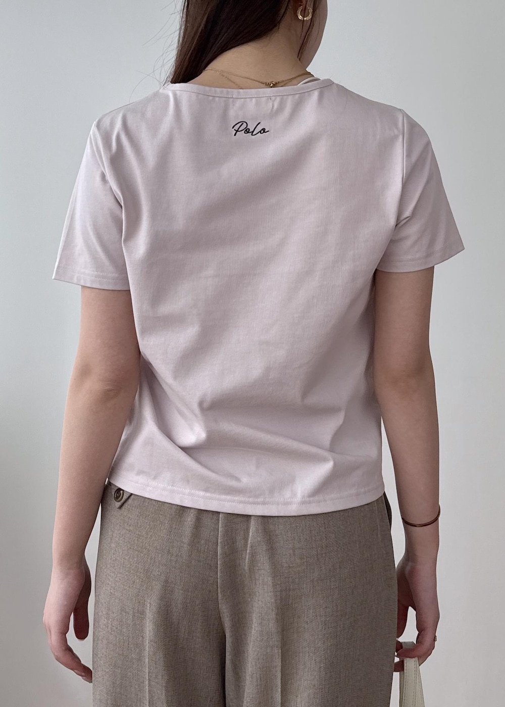 ブラック系のサンダル、ホワイト系のシャツ/ブラウス、ピンク系のTシャツ/カットソーを着用したレディースの春コーディネートの9枚目の写真