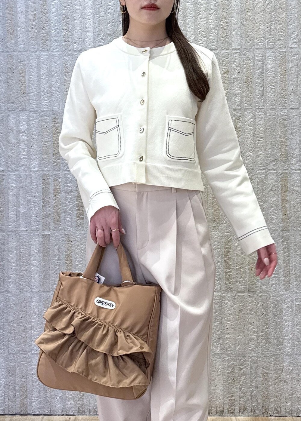 ホワイト系のキャミソール、ベージュ系のその他パンツ、ベージュ系のトートバッグを着用したレディースの冬コーディネートの3枚目の写真