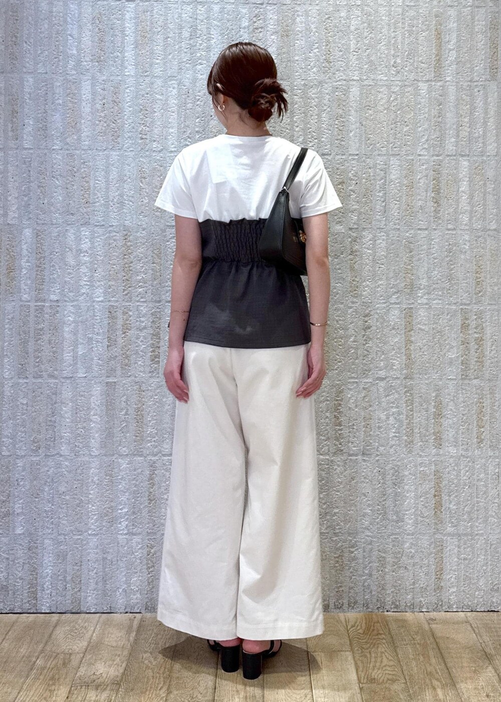 ブラック系のサンダル、ブラック系のショルダーバッグ、ホワイト系のその他パンツを着用したレディースの夏コーディネートの7枚目の写真