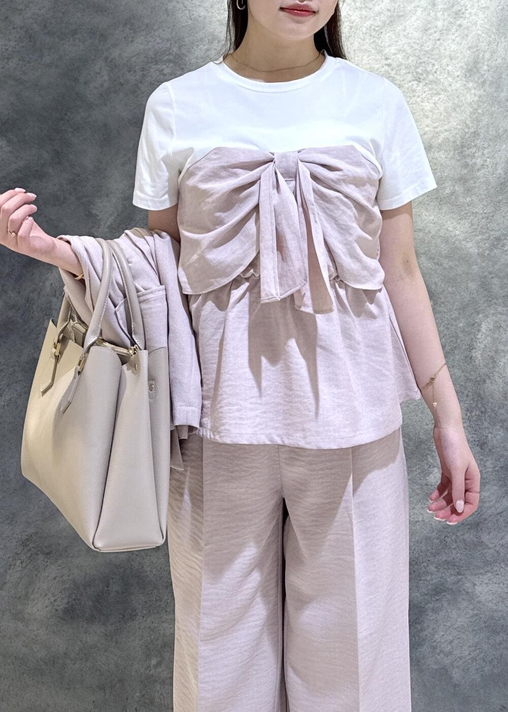 ピンク系のTシャツ/カットソー、ピンク系のその他パンツ、ピンク系のテーラードジャケットを着用したレディースの春コーディネートの4枚目の写真