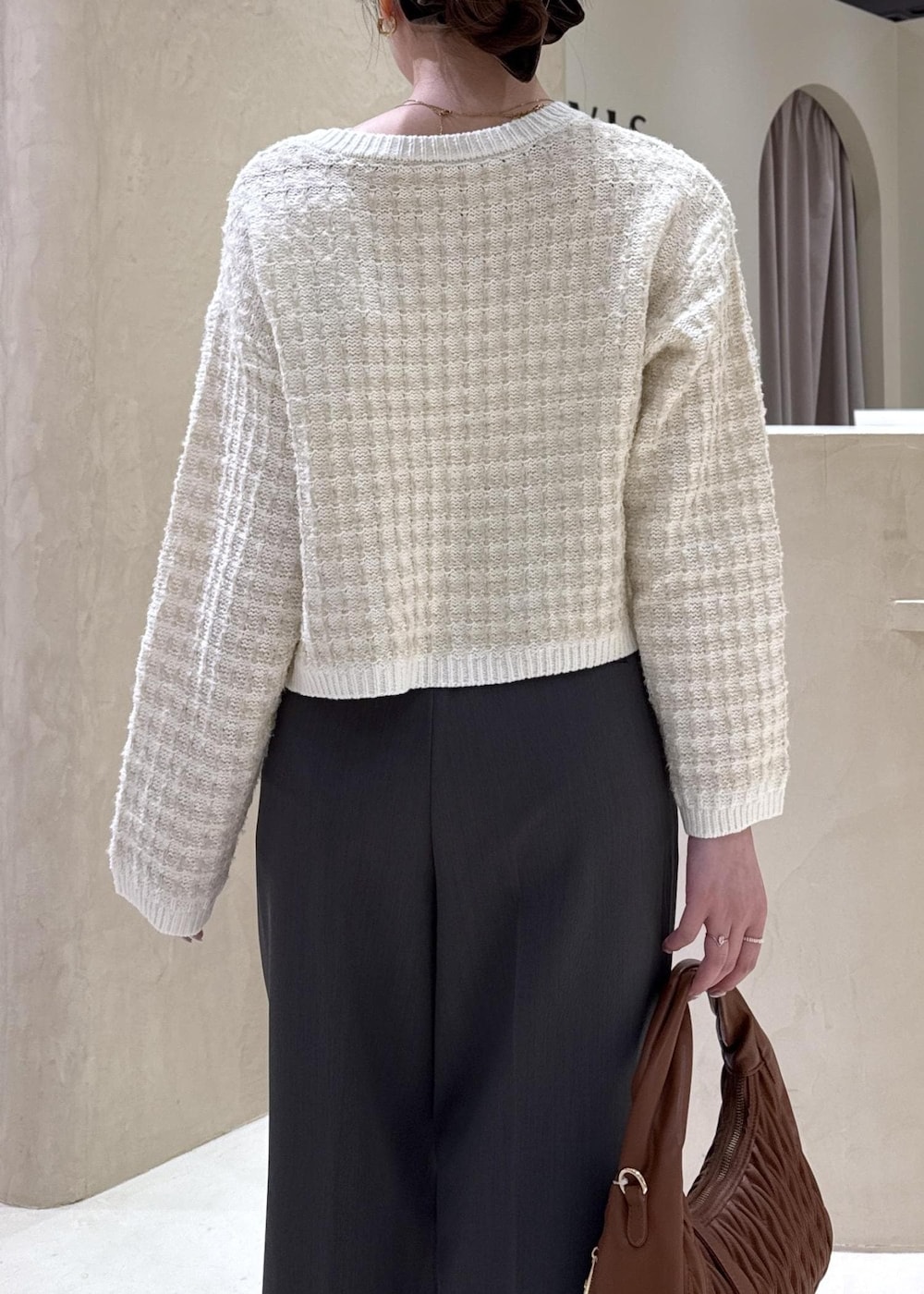 イエロー系のパンプス、ブラウン系のハンドバッグ、ホワイト系のカーディガン/ボレロを着用したレディースの秋コーディネートの6枚目の写真