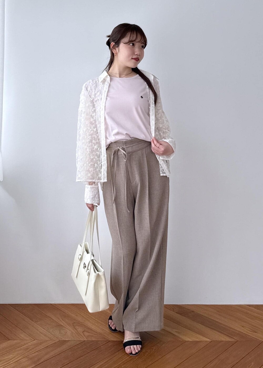 ブラック系のサンダル、ホワイト系のシャツ/ブラウス、ピンク系のTシャツ/カットソーを着用したレディースの春コーディネートの2枚目の写真