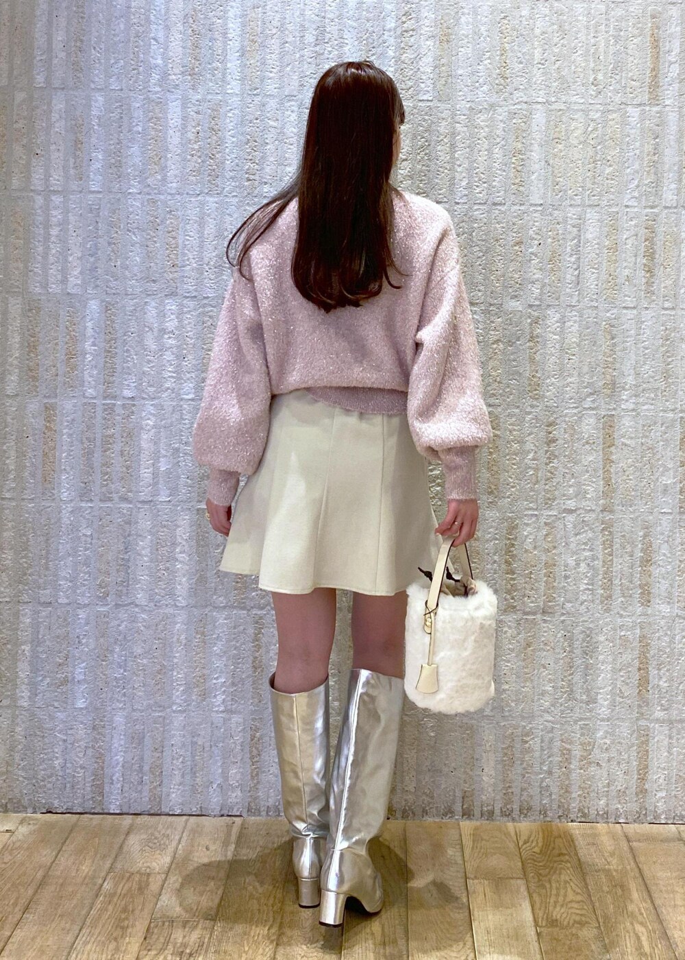 シルバー系のブーツ、ホワイト系のショルダーバッグ、ホワイト系のシャツ/ブラウスを着用したレディースの冬コーディネートの5枚目の写真