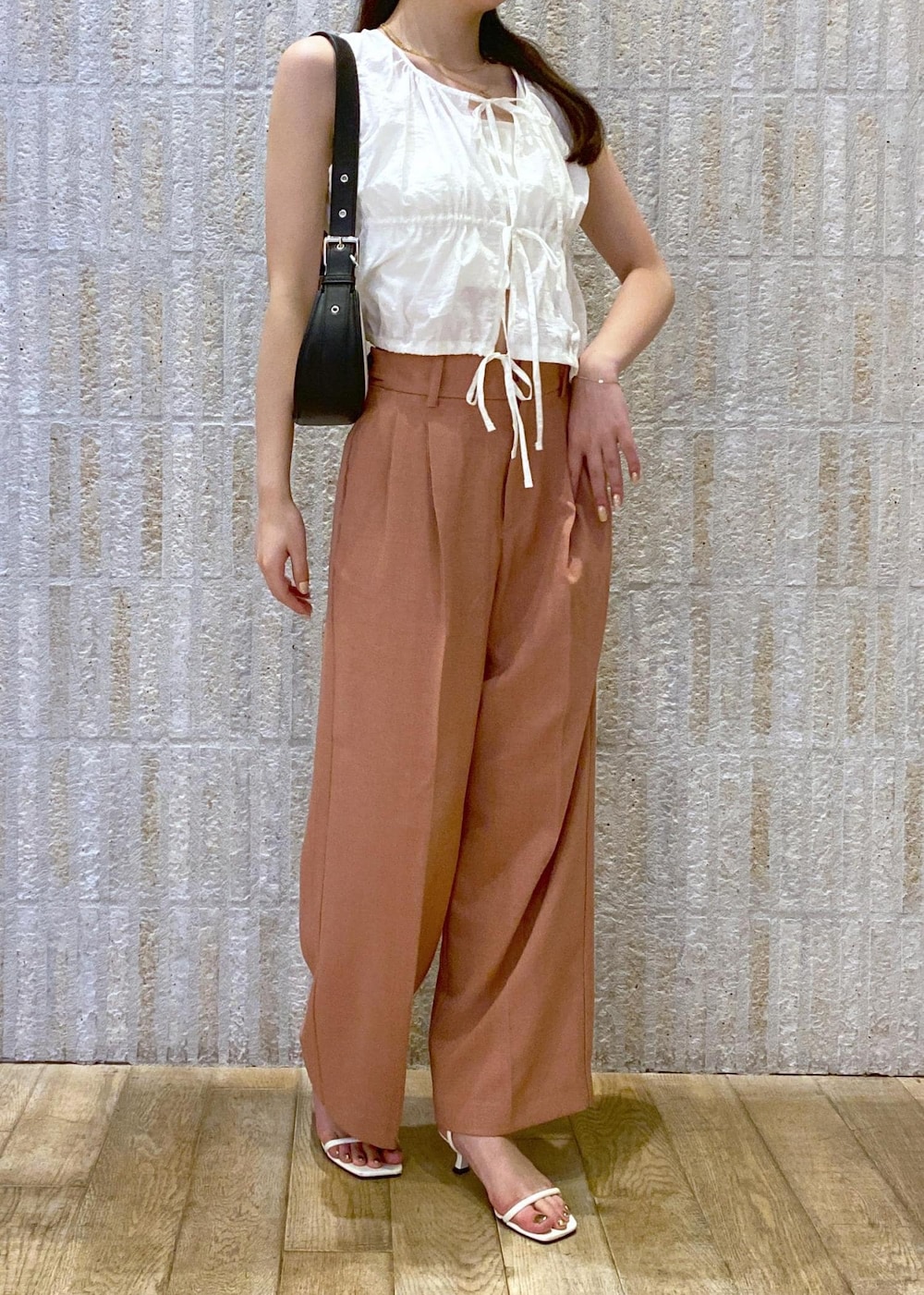 ホワイト系のサンダル、ホワイト系のキャミソール、ブラック系のショルダーバッグを着用したレディースの夏コーディネートの5枚目の写真