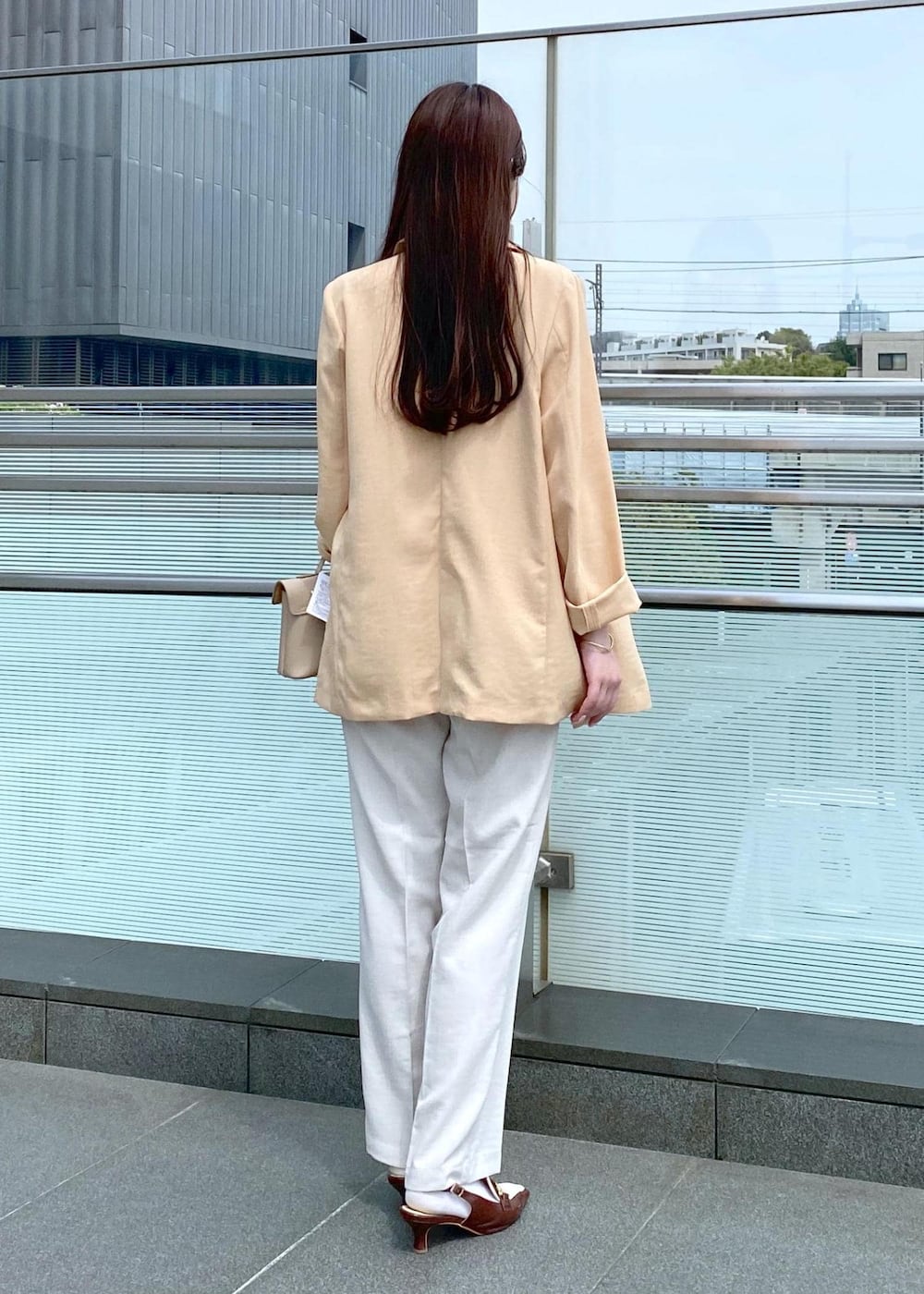 「身長158cm、骨格ウェーブ、初春コーデ、春コーデ、初夏コーデ、デートコーデ、お出かけコーデ、レイヤード、パンツスタイル、ヘルシーコーデ、フェミニンコーデ、きれいめコーデ、VIS、ウェーブ、ブルべ夏」｜「VISの【新色追加】ひねり金具ワンハンドルミニショルダーバッグ【2WAY（ショルダーバッグ、ベージュ系）」を使った、minary1005さん（レディース・158cm）の春コーディネートの6枚目の写真