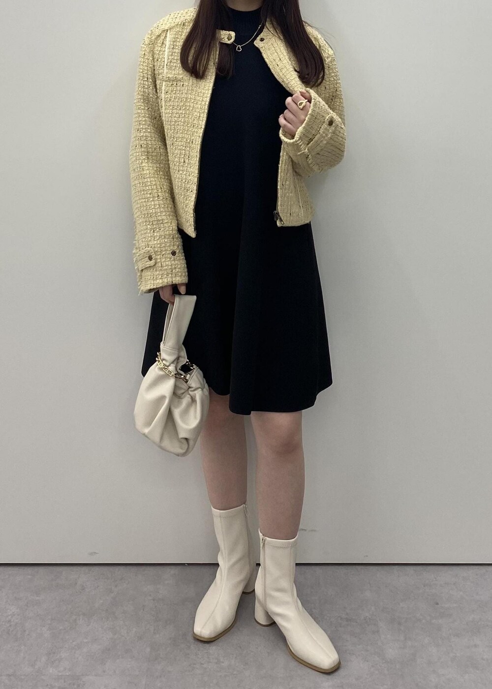 「ホワイト、ベージュ、巾着、アイボリー、ニット、ジャケット、イエロー、ブラック、ヒール、ショートブーツ、ショート、初秋コーデ、秋コーデ、初冬コーデ、デートコーデ」｜「VISの【選べる着丈】カップ付きロゴ刺繍Wストラップキャミソール【洗える】（キャミソール、ホワイト系）」を使った、minary1005さん（レディース・158cm）の秋コーディネートの3枚目の写真