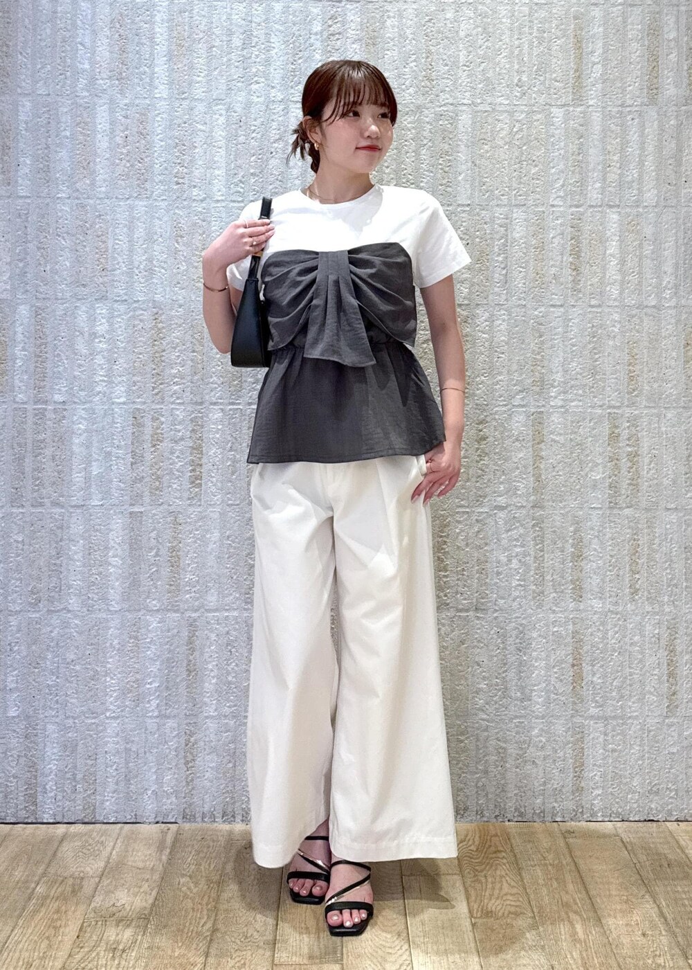 ブラック系のサンダル、ブラック系のショルダーバッグ、ホワイト系のその他パンツを着用したレディースの夏コーディネートの2枚目の写真
