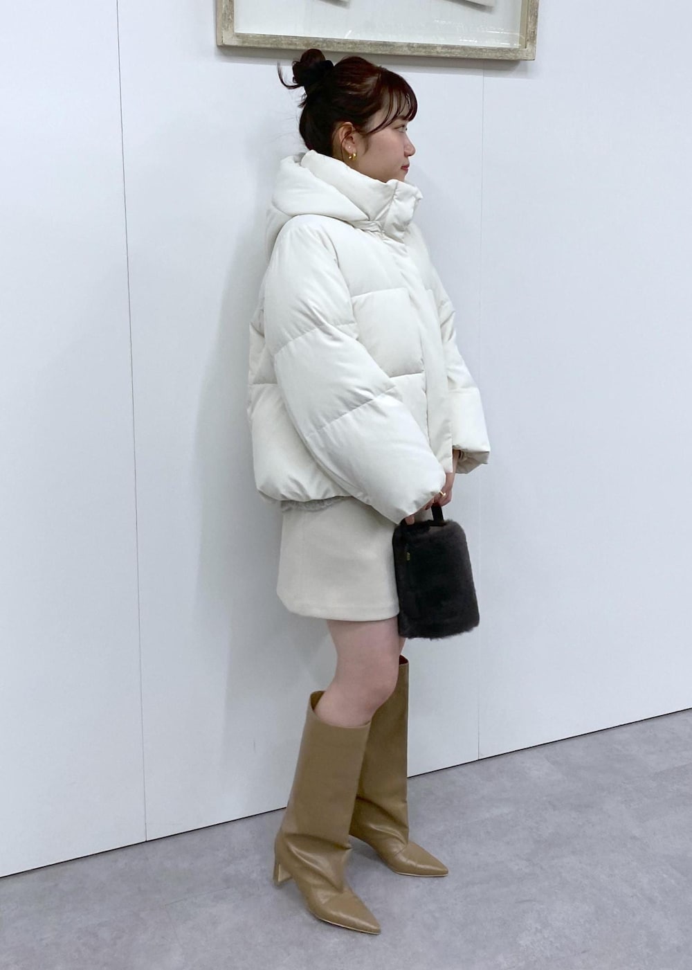 「身長158cm、骨格ウェーブ、ニット、Vネック、冬コーデ、デートコーデ、お出かけコーデ、旅行コーデ、クリスマスコーデ、パンツスタイル、ヘルシーコーデ、VIS、ウェーブ、ブルべ夏、乾燥」｜「Juzeのワイドロングブーツ（ブーツ、ベージュ系）」を使った、minary1005さん（レディース・158cm）の冬コーディネートの7枚目の写真