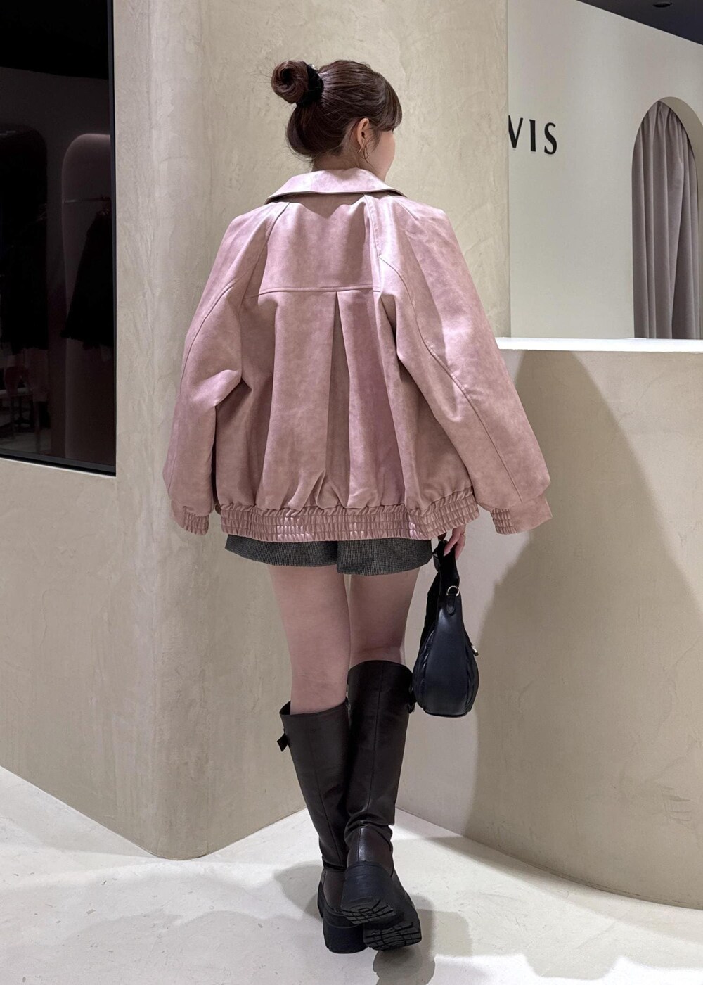 ブラウン系のブーツ、グレー系のカーディガン/ボレロ、ピンク系のブルゾンを着用したレディースの秋コーディネートの7枚目の写真