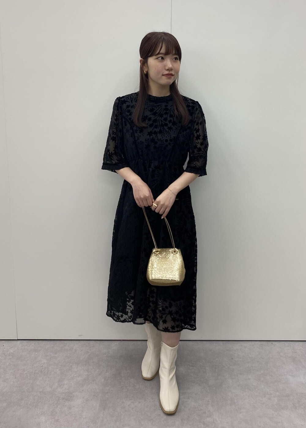 「初春コーデ、春コーデ、初秋コーデ、秋コーデ、セレモニーコーデ、結婚式コーデ、卒業式コーデ、デートコーデ、お出かけコーデ、女子会コーデ、フェミニンコーデ、きれいめコーデ、VIS、ウェーブ、ブルべ夏」｜「VISのメタルメッシュ巾着ショルダーバッグ（ショルダーバッグ、ゴールド系）」を使った、minary1005さん（レディース・158cm）の秋コーディネートの2枚目の写真