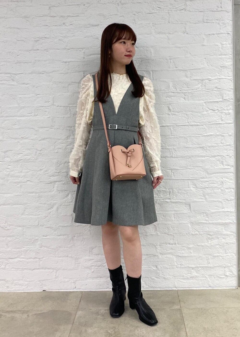 「ガーリー、身長158cm、骨格ウェーブ、フリンジ、秋コーデ、デートコーデ、お出かけコーデ、女子会コーデ、スカートスタイル、フェミニンコーデ、VIS、ウェーブ、ブルべ夏、乾燥、トップス」｜「VISの【選べる着丈】カップ付きロゴ刺繍Wストラップキャミソール【洗える】（キャミソール、ホワイト系）」を使った、minary1005さん（レディース・158cm）の秋コーディネートの3枚目の写真