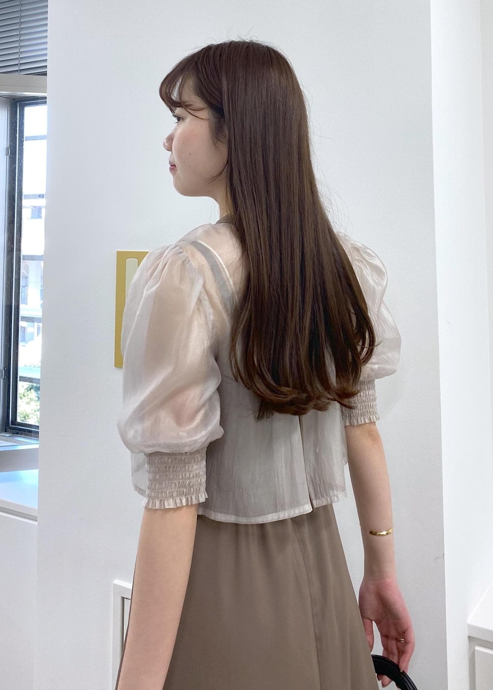 「春コーデ、夏コーデ、秋コーデ、セレモニーコーデ、結婚式コーデ、デートコーデ、お出かけコーデ、女子会コーデ、フェミニンコーデ、きれいめコーデ、VIS、ウェーブ、ブルべ夏、乾燥、ワンピース」｜「VISの【2WAY】変形ひねりキルティングミニショルダーバッグ（ショルダーバッグ、ブラック系）」を使った、minary1005さん（レディース・158cm）の春コーディネートの7枚目の写真