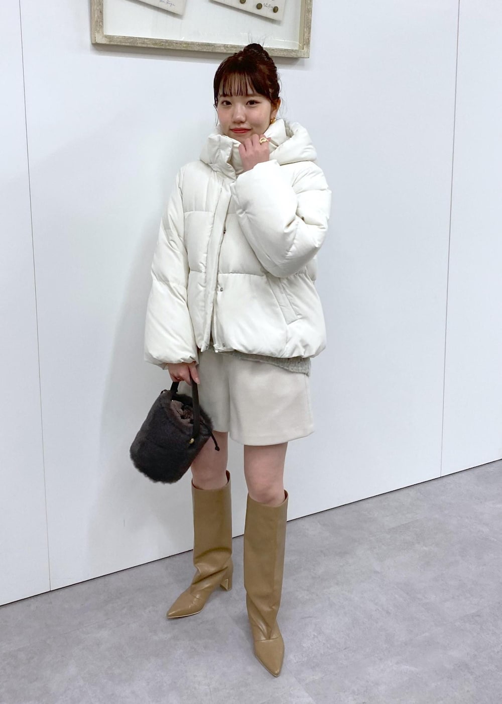 「身長158cm、骨格ウェーブ、ニット、Vネック、冬コーデ、デートコーデ、お出かけコーデ、旅行コーデ、クリスマスコーデ、パンツスタイル、ヘルシーコーデ、VIS、ウェーブ、ブルべ夏、乾燥」｜「Juzeのワイドロングブーツ（ブーツ、ベージュ系）」を使った、minary1005さん（レディース・158cm）の冬コーディネートの2枚目の写真