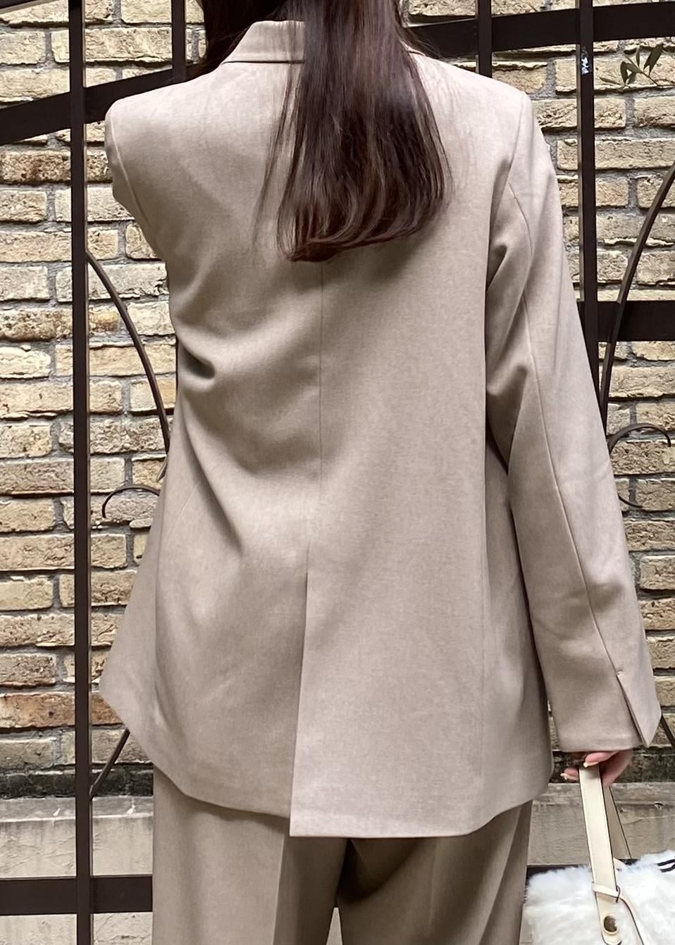 ブラック系のサンダル、ホワイト系のショルダーバッグ、ブラック系のニット/セーターを着用したレディースの秋コーディネートの6枚目の写真