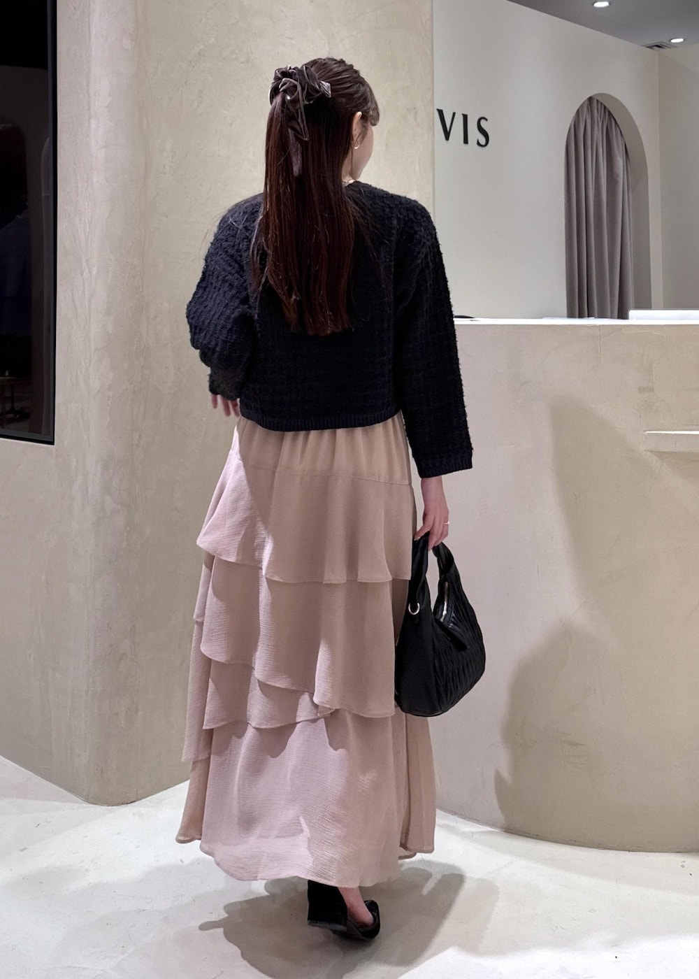 ホワイト系のキャミソール、ブラック系のパンプス、ブラック系のハンドバッグを着用したレディースの秋コーディネートの8枚目の写真