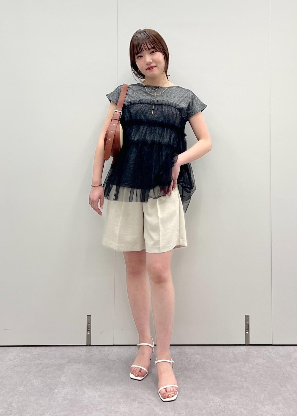 「チュールトップス、トップス、チュール、グレー、ブラック、ブラウン、バッグ、ショルダー、ショートパンツ、ベージュ、サンダル、ストラップサンダル、24ss夏の新作、デザインTOPS、VIS」｜「Juzeのストラップヒールサンダル（サンダル、ホワイト系）」を使った、minary1005さん（レディース・158cm）の夏コーディネートの4枚目の写真