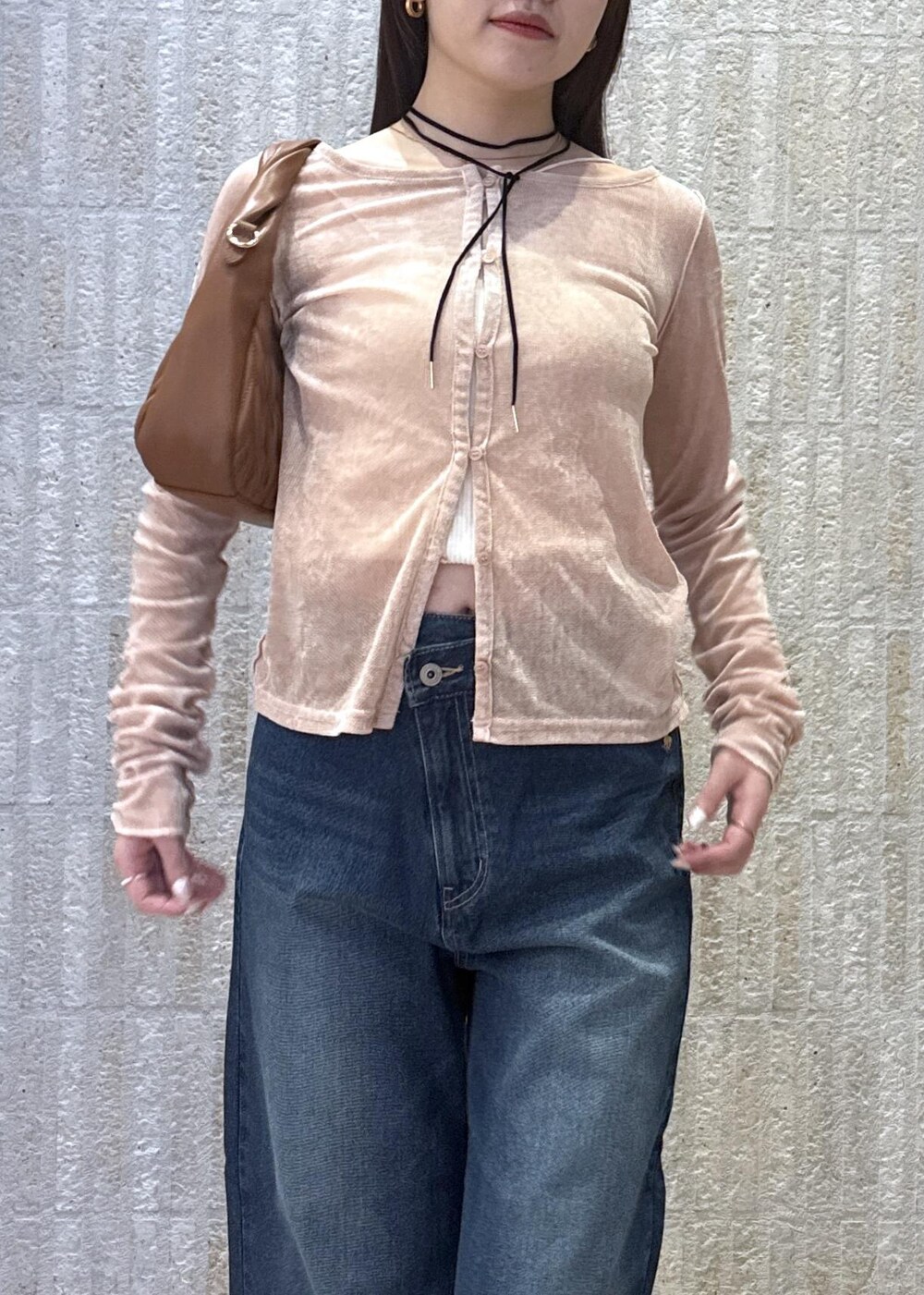 イエロー系のパンプス、ブラウン系のハンドバッグ、ピンク系のカーディガン/ボレロを着用したレディースの秋コーディネートの3枚目の写真