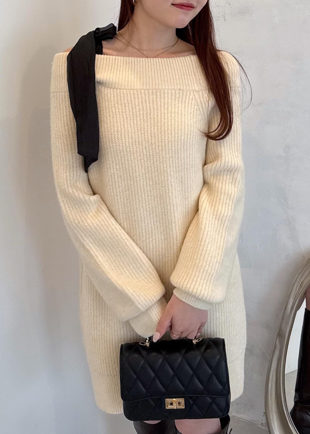 ホワイト系のキャミソール、ブラウン系のブーツ、ホワイト系のワンピースを着用したレディースの秋コーディネートの3枚目の写真