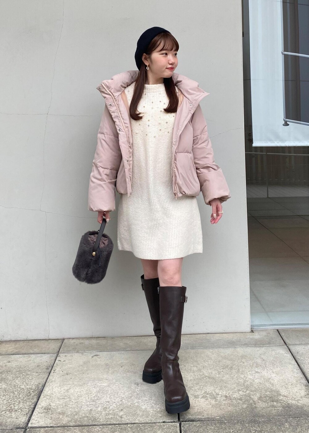 「ガーリー、ホワイト、ピンク、ベレー帽、ビジュー、ファー、Wコート_pickup、ビジューワンピース、初冬コーデ、冬コーデ、デートコーデ、お出かけコーデ、クリスマスコーデ、スカートスタイル、フェミニンコーデ」｜「VISの【選べる着丈】カップ付きロゴ刺繍Wストラップキャミソール【洗える】（キャミソール、ホワイト系）」を使った、minary1005さん（レディース・158cm）の秋コーディネートの2枚目の写真