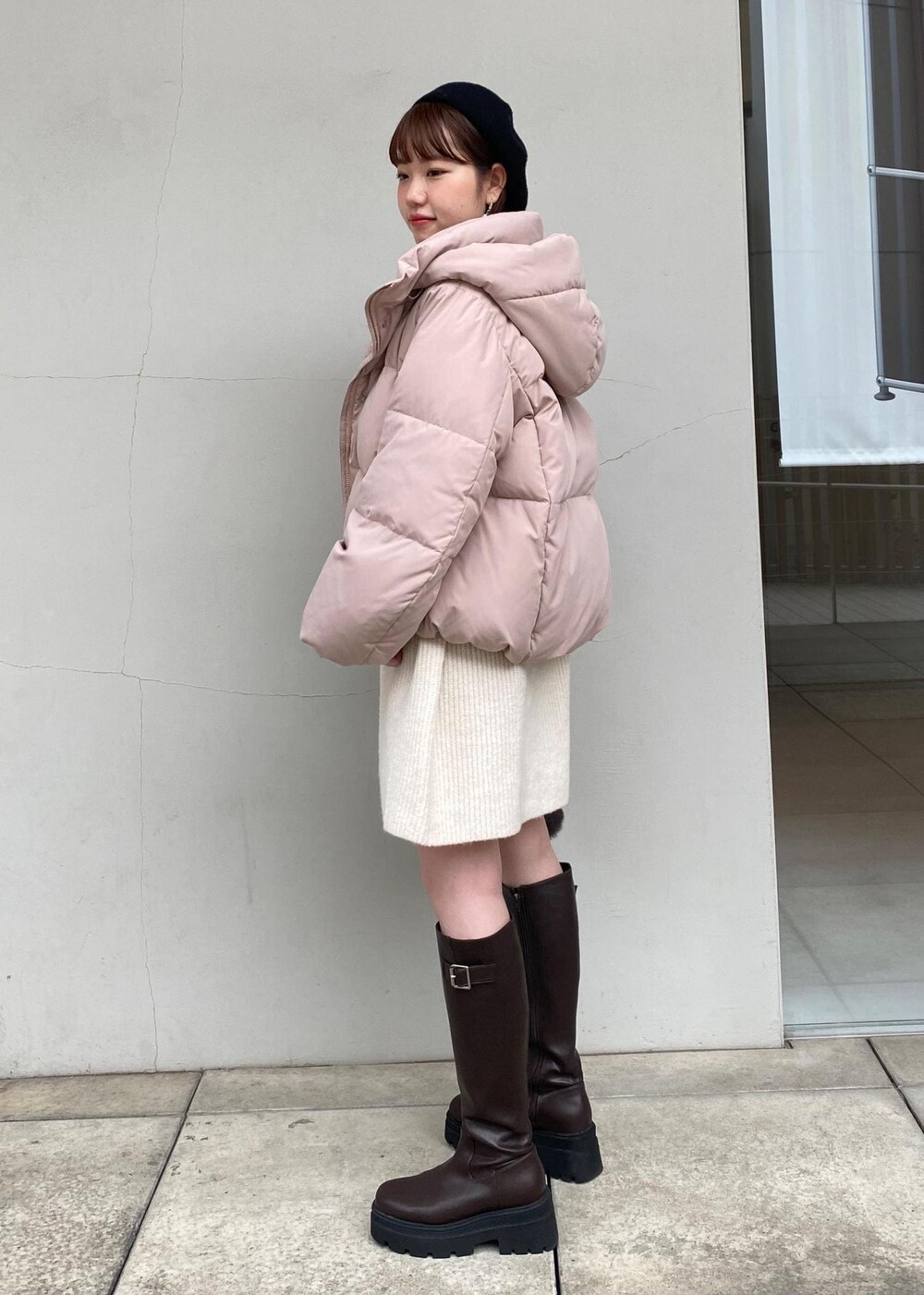 「ガーリー、ホワイト、ピンク、ベレー帽、ビジュー、ファー、Wコート_pickup、ビジューワンピース、初冬コーデ、冬コーデ、デートコーデ、お出かけコーデ、クリスマスコーデ、スカートスタイル、フェミニンコーデ」｜「VISの【選べる着丈】カップ付きロゴ刺繍Wストラップキャミソール【洗える】（キャミソール、ホワイト系）」を使った、minary1005さん（レディース・158cm）の秋コーディネートの4枚目の写真