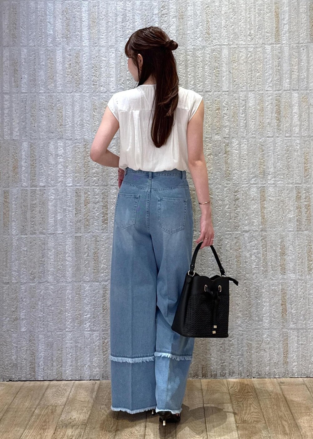 ブラック系のショルダーバッグ、ブラック系のサンダル、ホワイト系のキャミソールを着用したレディースの夏コーディネートの8枚目の写真