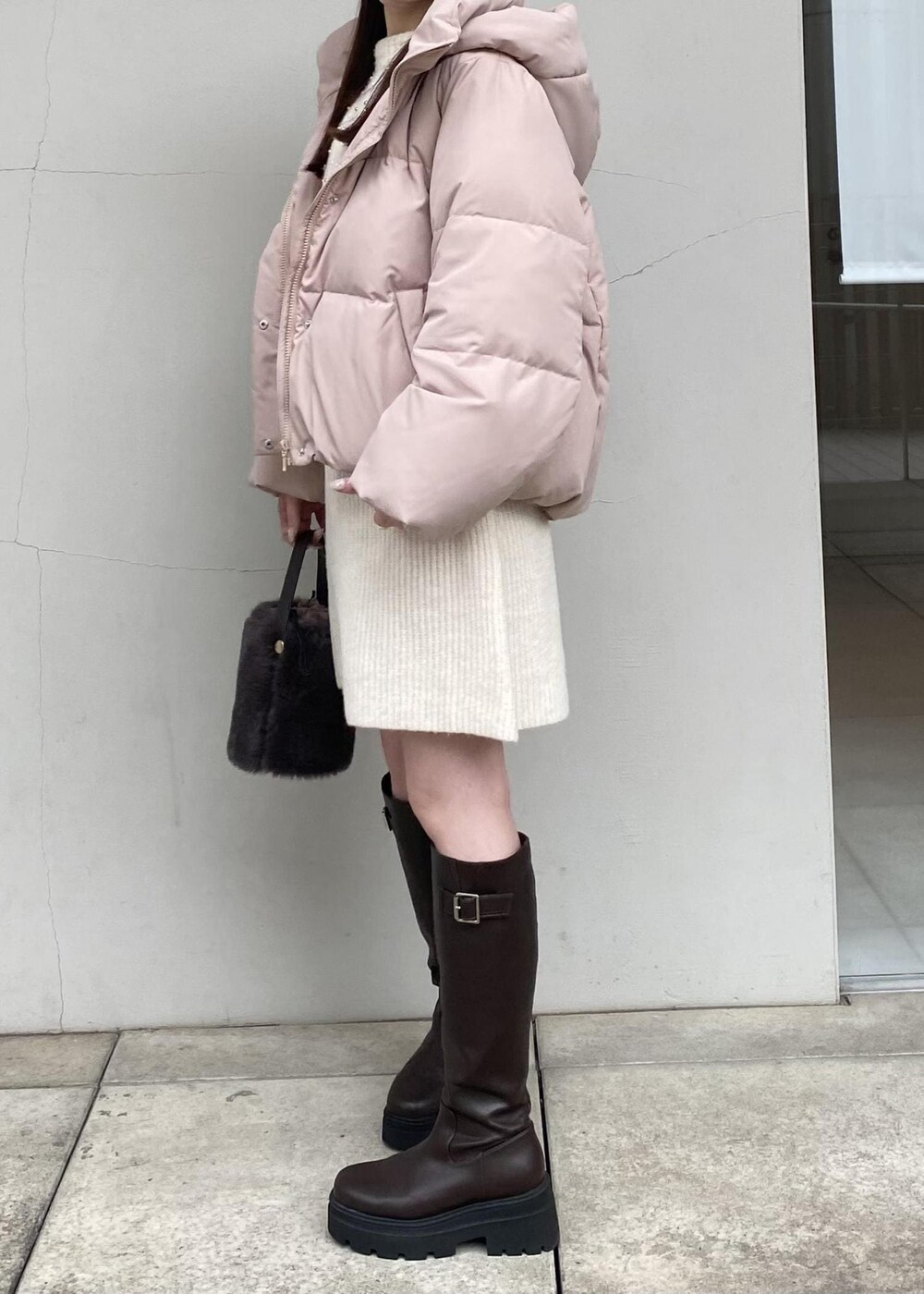 「ガーリー、ホワイト、ピンク、ベレー帽、ビジュー、ファー、Wコート_pickup、ビジューワンピース、初冬コーデ、冬コーデ、デートコーデ、お出かけコーデ、クリスマスコーデ、スカートスタイル、フェミニンコーデ」｜「VISの【選べる着丈】カップ付きロゴ刺繍Wストラップキャミソール【洗える】（キャミソール、ホワイト系）」を使った、minary1005さん（レディース・158cm）の秋コーディネートの6枚目の写真