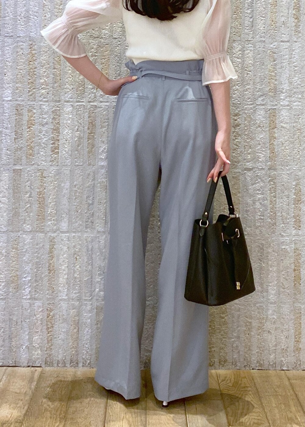 ホワイト系のサンダル、ブルー系のスラックス、ホワイト系のTシャツ/カットソーを着用したレディースの夏コーディネートの4枚目の写真