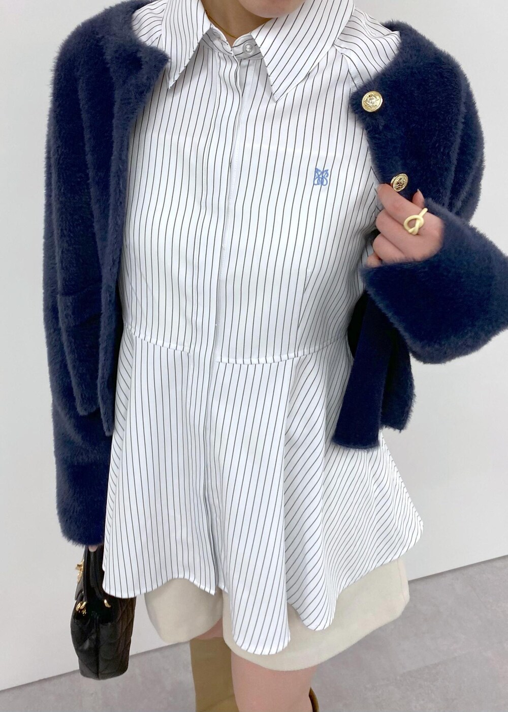 ベージュ系のブーツ、ブルー系のカーディガン/ボレロ、ベージュ系のその他パンツを着用したレディースの冬コーディネートの3枚目の写真