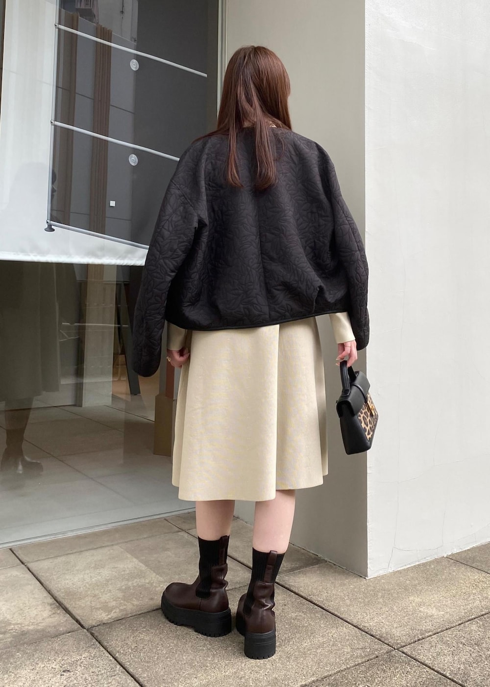 「長袖、ブルゾン、ベージュ、ニット、フレア、膝丈、アイボリー、ブラウン、レザー、ショートブーツ、厚底、初秋コーデ、秋コーデ、デートコーデ、お出かけコーデ」｜「VISの【選べる着丈】カップ付きロゴ刺繍Wストラップキャミソール【洗える】（キャミソール、ホワイト系）」を使った、minary1005さん（レディース・158cm）の秋コーディネートの5枚目の写真