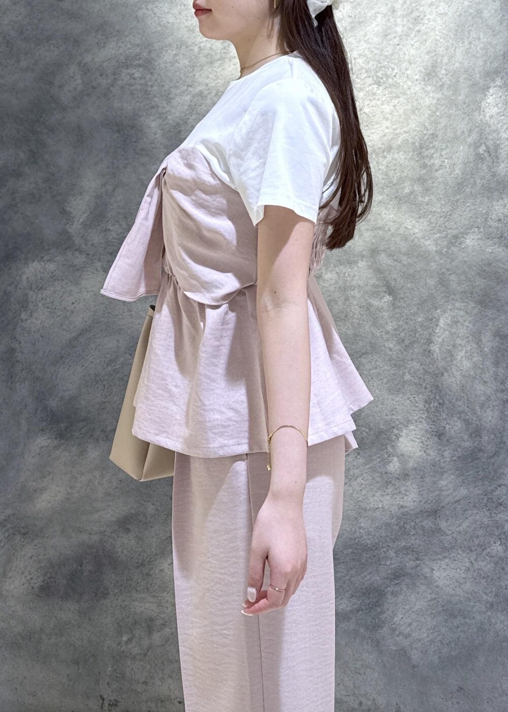 ピンク系のTシャツ/カットソー、ピンク系のその他パンツ、ピンク系のテーラードジャケットを着用したレディースの春コーディネートの6枚目の写真