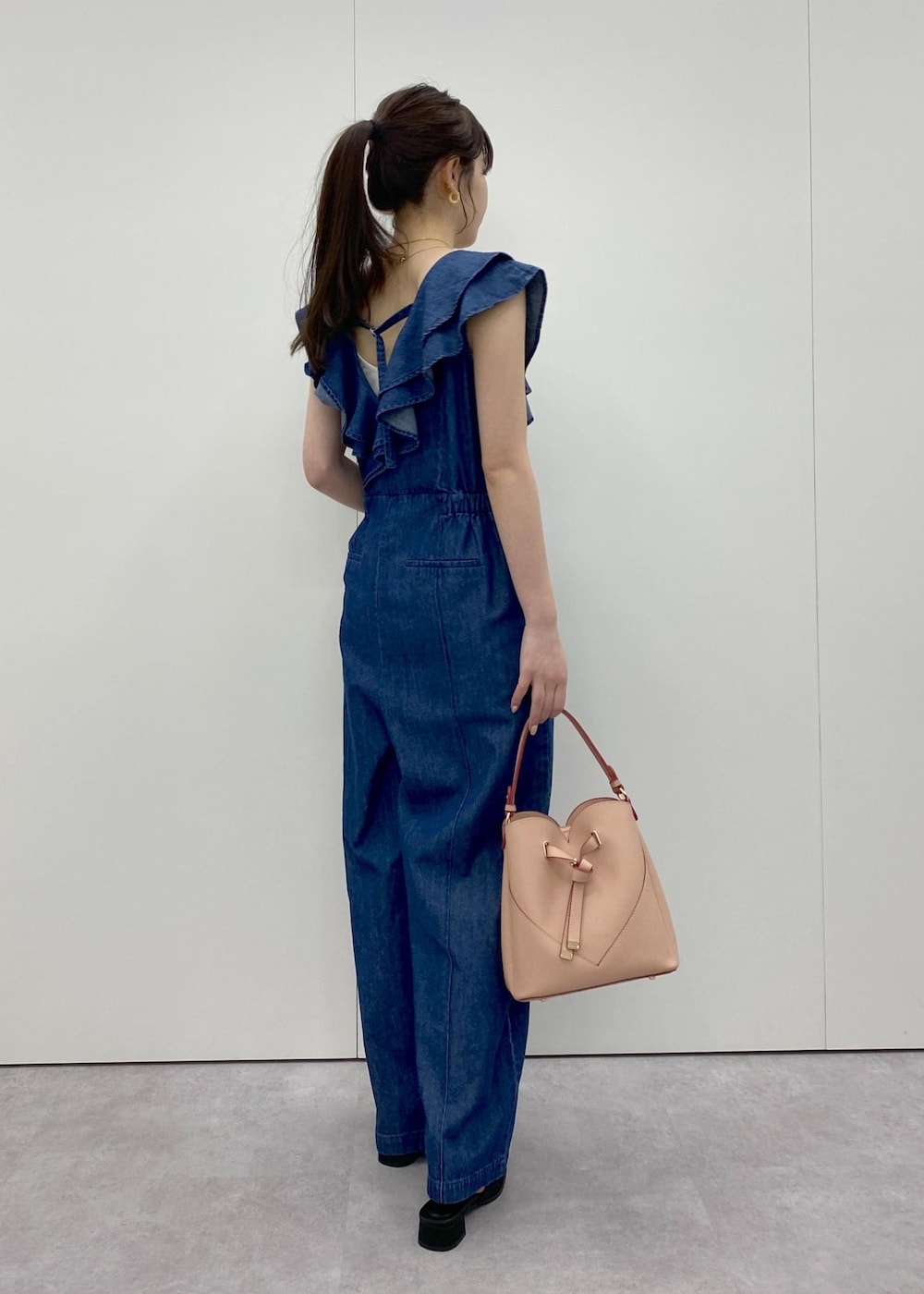 「ハートバッグ、パンツ、24ss夏の新作、フリル、リボンサンダル、ショルダーバッグ、ハンドバッグ、レザー、レザーバッグ、ブルー、デニム、ワイド、オールインワン、サロペット、ブラック」｜「VISの【洗える】カップ付きバックオープンキャミソール（キャミソール、ホワイト系）」を使った、minary1005さん（レディース・158cm）の夏コーディネートの2枚目の写真