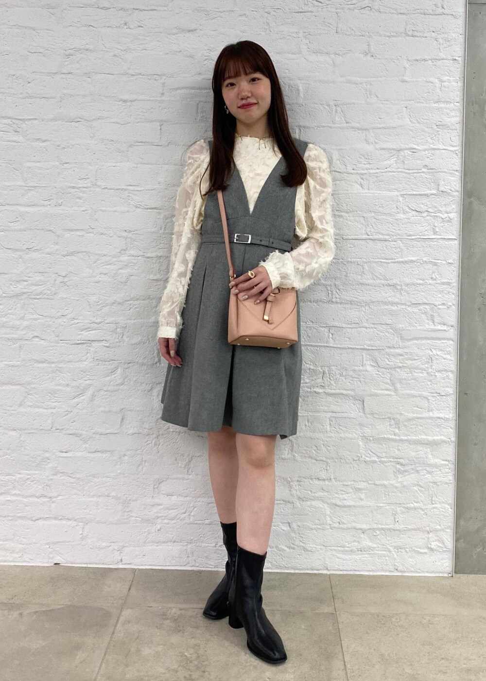 「ガーリー、身長158cm、骨格ウェーブ、フリンジ、秋コーデ、デートコーデ、お出かけコーデ、女子会コーデ、スカートスタイル、フェミニンコーデ、VIS、ウェーブ、ブルべ夏、乾燥、トップス」｜「VISの【選べる着丈】カップ付きロゴ刺繍Wストラップキャミソール【洗える】（キャミソール、ホワイト系）」を使った、minary1005さん（レディース・158cm）の秋コーディネートの4枚目の写真