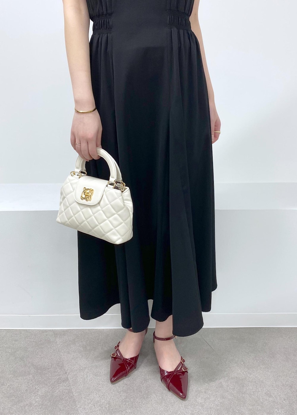 「ドレス、身長158cm、骨格ウェーブ、春コーデ、夏コーデ、セレモニーコーデ、結婚式コーデ、デートコーデ、ヘルシーコーデ、フェミニンコーデ、VIS、ウェーブ、ブルべ夏、乾燥、ワンピース」｜「VISの【2WAY】変形ひねりキルティングミニショルダーバッグ（ショルダーバッグ、ホワイト系）」を使った、minary1005さん（レディース・158cm）の春コーディネートの7枚目の写真