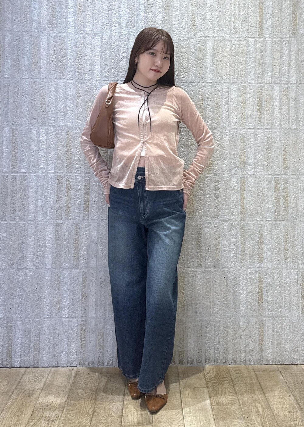 イエロー系のパンプス、ブラウン系のハンドバッグ、ピンク系のカーディガン/ボレロを着用したレディースの秋コーディネートの2枚目の写真