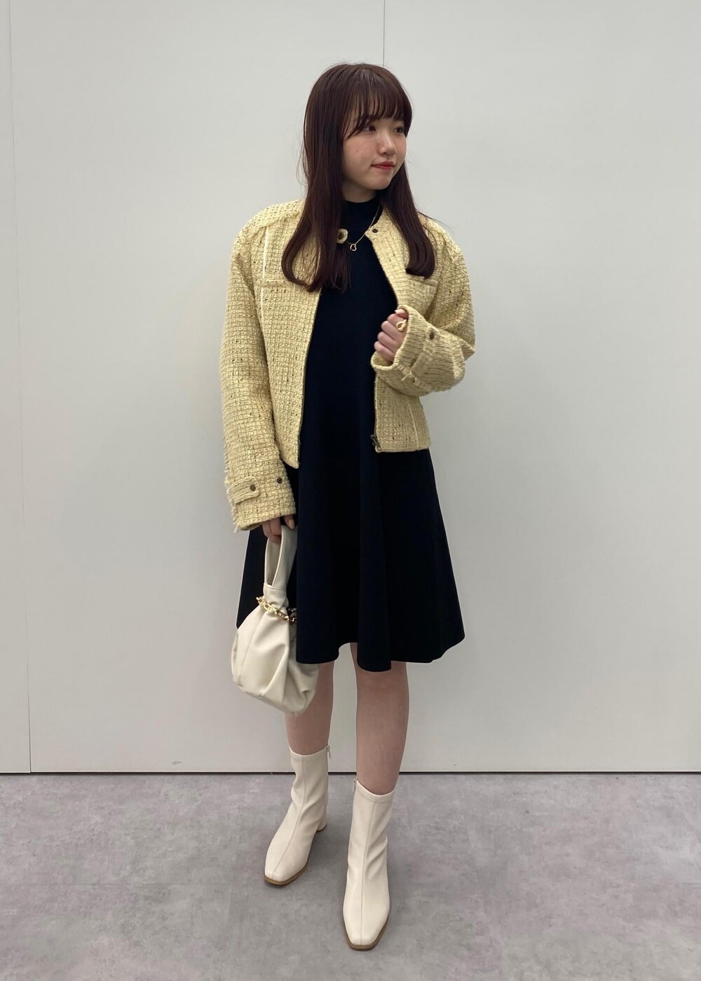 「ホワイト、ベージュ、巾着、アイボリー、ニット、ジャケット、イエロー、ブラック、ヒール、ショートブーツ、ショート、初秋コーデ、秋コーデ、初冬コーデ、デートコーデ」｜「VISの【選べる着丈】カップ付きロゴ刺繍Wストラップキャミソール【洗える】（キャミソール、ホワイト系）」を使った、minary1005さん（レディース・158cm）の秋コーディネートの2枚目の写真